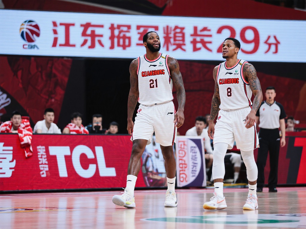 广东29分大胜四川,莫兰德与贝兹利替补席谈笑风生 这场比赛不仅是广东队实力的体现,也让人们