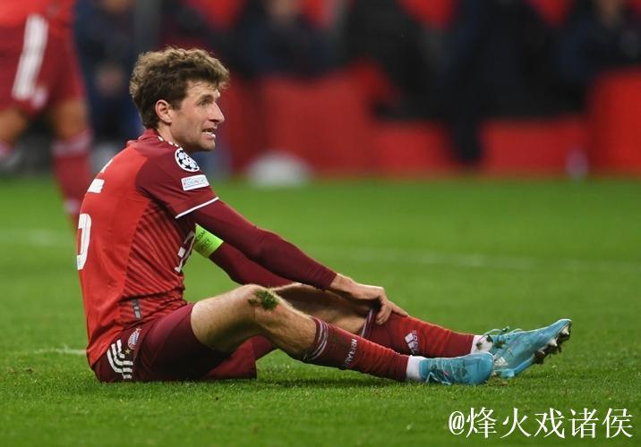 穆勒与埃贝尔看台同庆卡尔,身份暗示升级? 穆勒与埃贝尔看台同庆卡尔,身份暗示升级?