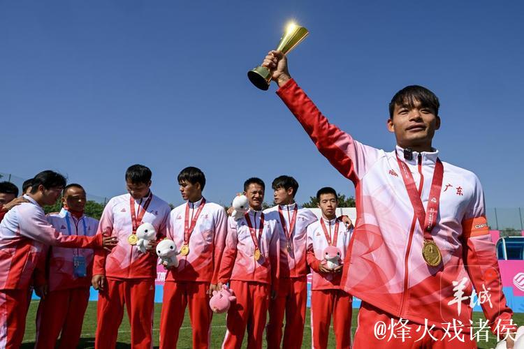 广东盲人男足摘残特奥会桂冠,队长张家彬引领欢庆 广东盲人男足摘残特奥会桂冠,队长张家彬引领欢庆